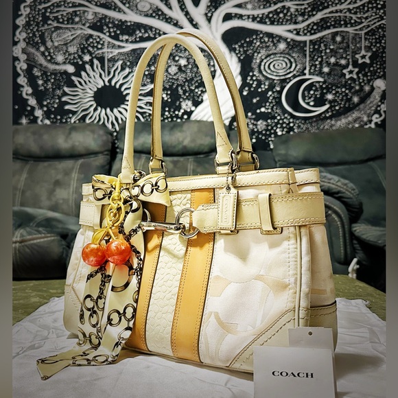 Vintage style Coach soho shoulder Bag Cream and Tan tote Women's Bag - Picture 3 of 15